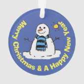 Leuke sneeuwman in een ijskoude winterscène. ornament (achterkant)