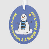 Leuke sneeuwman in een ijskoude winterscène. ornament (voorkant)