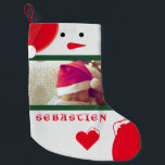 Leuke Sneeuwman Uw Fotonaam Schattige Baby Peuter  Kleine Kerstsok<br><div class="desc">Schattig schattig ontwerp met een kerstsneeuwpop met een rood pet van de kerstman,  twee aangepaste foto's,  de naam van uw kind allemaal op een grote kerstkous om aan de mantel op Kerstmis te hangen. De achtergrond heeft een besneeuwde witte gebreide achtergrond,  met witte gebreide harten bedekt met sneeuw.</div>