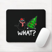 Leuke stoute zwarte kat duwt kerstboom om muismat (Met muis)