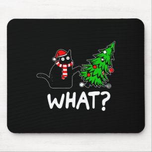 Leuke stoute zwarte kat duwt kerstboom om muismat