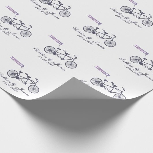 Leuke tandem fiets en liefde banner bruiloft cadeaupapier (Hoek)