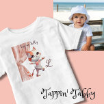 Leuke Tap Dancing Tabby Cat Custom Monogram Kinder Shirts<br><div class="desc">Iets speciaals voor een jongedame in je leven die misschien een T-shirt met een schattige "Tappin' Tabby" op prijs stelt — op een glamoureuze podiumachtergrond — met een op maat gemaakt monogram. Klaar om haar dans te doen en er een geweldige dag van te maken — dit T-shirt is klaar...</div>
