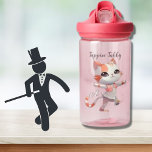Leuke Tap Dancing Tabby Cat Custom Monogram Waterfles<br><div class="desc">Iets speciaals voor een jongedame in je leven die misschien een waterfles met een schattige "Tappin' Tabby" op prijs stelt — geplaatst in een glamoureuze podiumachtergrond — met een op maat gemaakt monogram. Klaar om haar dans te doen en er een geweldige dag van te maken — deze waterfles is...</div>