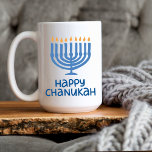 Leuke typografie | Gelukkig Chanoeka groot. Mok<br><div class="desc">Tweezijdig afdrukken met deze leuke typografie Happy Chanoeka 15oz Mok met kleurrijke Menorah. Modern leuk design. Vaatwasser en magnetron kluis. Ontworpen voor 15 oz mok / 11 oz mok is ook beschikbaar.</div>