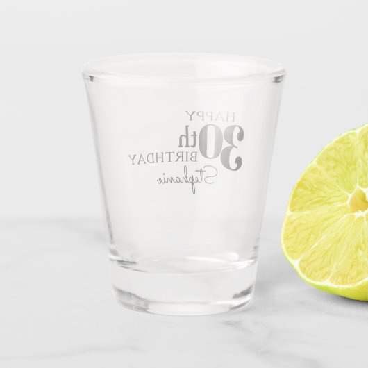 Leuke typografie Happy 30th Birthday met naam Shot Glas (Achterkant)
