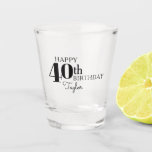 Leuke typografie Happy 40th Birthday met naam Shot Glas<br><div class="desc">Creëer een gepersonaliseerd 40e verjaardagsbordglas voor iemand speciaal met dit aangepaste ontwerp. Het beschikt over prominente stijlvolle zwarte typografie die de leeftijd van de persoon laat zien met een gelukkige verjaardagsgroet met hun naam. U kunt de leeftijd en de naam van de eer voor elke leeftijdsviering wijzigen. Verjaardagsfoto's, ja! Hoera...</div>