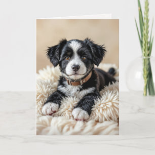 Leuke verjaardag puppy op een bontkussen kaart