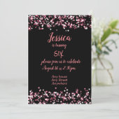 Leuke verjaardagsuitnodiging roze op zwart bewerkb kaart (Staand voorkant)