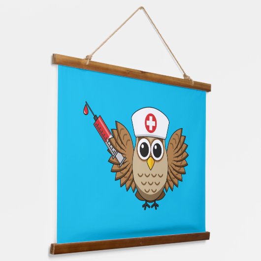 Leuke Verpleegkundige Uil met Spuit Cartoon Hangend Wandkleed (Gebogen)