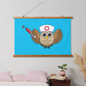 Leuke Verpleegkundige Uil met Spuit Cartoon Hangend Wandkleed (Slaapkamer)