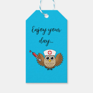 Leuke Verpleegkundige Uil met Spuit Cartoon   Teks Cadeaulabel