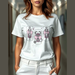 Leuke verpleegster stethoscoop en spuit met boog v Tri-Blend shirt