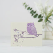 Leuke violette uil op de boomtak briefkaart (Staand voorkant)