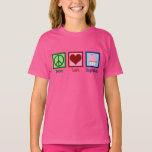 Leuke Vrede Liefde Cupcakes Roze Kinder T-shirt<br><div class="desc">Een schattig cupcake lover t-shirt voor een klein meisje die graag snoep en heerlijke desserts bakken in een bakkerij. Beschikt over een prachtig vredesteken,  hart,  en een  cupcake in roze.</div>