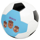 Leuke vrolijke eikels zingen cartoon voor kinderen voetbal (Drie kwart)