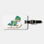 Leuke Winter Sledding Boy Schattige Sneeuwavontuur Bagagelabel (Voorkant horizontaal)