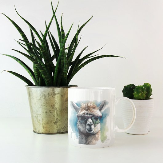 Leuke witte alpaca met een zonnebril koffiemok