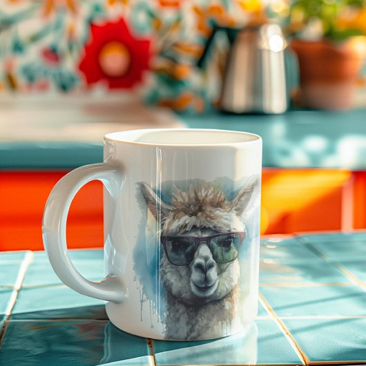 Leuke witte alpaca met een zonnebril koffiemok