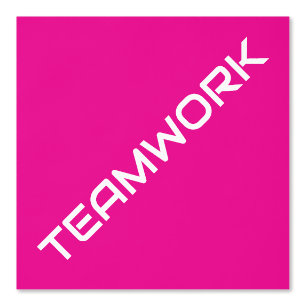 Leuke witte diagonale TEAMWORK tekst op Hot Pink Behang