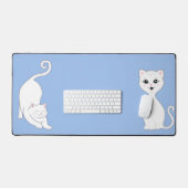 Leuke witte kat animes op lichtblauw bureaumat (Keyboard & Muis)