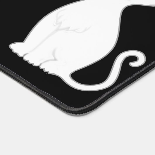 Leuke witte kat animes op zwart bureaumat (Hoek)