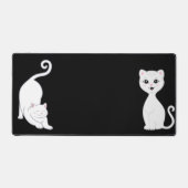Leuke witte kat animes op zwart bureaumat (Voorkant)