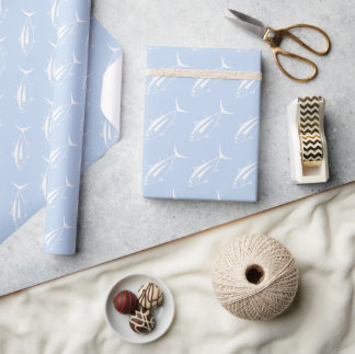 Leuke witte tonijn vis in wit op pastel blauw cadeaupapier