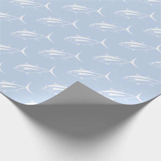 Leuke witte tonijn vis in wit op pastel blauw cadeaupapier (Hoek)