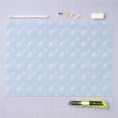 Leuke witte tonijn vis in wit op pastel blauw tissuepapier (Craft)