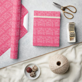 Leuke witte wilde bloemen patroon op roze cadeaupapier