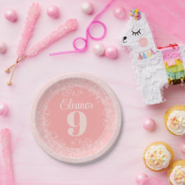 Leuke witte wilde bloemen patroon op roze papieren bordje