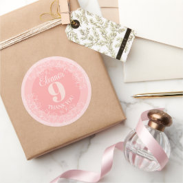 Leuke witte wilde bloemen patroon op roze ronde sticker