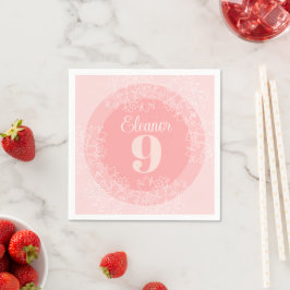 Leuke witte wilde bloemen patroon op roze servet