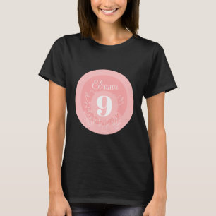 Leuke witte wilde bloemen patroon op roze t-shirt