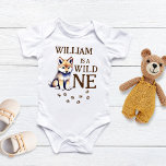 Leuke wolf welp wild een bosrijke verjaardagsfeest romper<br><div class="desc">Leuke wolf cub wild one woodlands verjaardagsfeestje shirt gepersonaliseerde baby bodysuit fotoshoot foto rekwisieten</div>