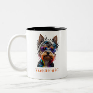 Leuke Yorkshire Terrier draagt een zonnebril Tweekleurige Koffiemok