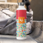 Leuke zomer stijlvol monogram waterfles<br><div class="desc">Kleurrijke zomerse waterverven gemengd met gedurfde kleurblokkering en je monogram. Popping kleuren om wat vrolijkheid toe te voegen. Vier de levendigheid van de zomer met een boeiend kleurenpalet. Deze levendige en betoverende tinten gaan harmonieus samen en roepen de vreugdevolle geest van het seizoen op en creëren een visueel verbluffende ambiance....</div>