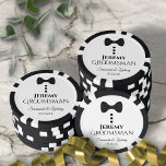 Leuke zwarte boog Stropdas & Buttonnen Groomsman b Poker Chips<br><div class="desc">Deze leuke pokerchips zijn ontworpen als cadeau voor de bruidsjonkers op uw bruiloft. Het schattige ontwerp is voorzien van een zwarte strik stropdas met drie zwarte knopen. Er is ruimte voor zijn naam, de titel "Groomsman" de namen van het paar en de trouwdatum. Prachtige manier om hem te bedanken voor...</div>