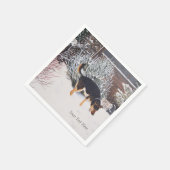 Leuke zwarte hond spelen in sneeuw scene servet (Hoek)