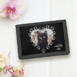 Leuke zwarte kat foto huisdier poot print hart Lij Drievoud Portemonnee<br><div class="desc">Perfecte portemonnee voor de creditcards van je zwarte kat. (ze heeft wel wat - je weet gewoon niet waar ze zijn) Upload hun foto naar de grijze paw print hart lijst en voeg hun naam (of de jouwe)</div>