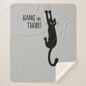 Leuke zwarte kat opknoping op - Hang in There! hum Sherpa Deken (Voorkant)