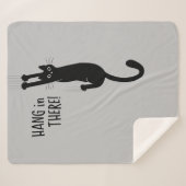Leuke zwarte kat opknoping op - Hang in There! hum Sherpa Deken (Voorkant (horizontaal))