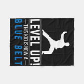 Level omhoog! Dit kind heeft nu een blauwe band ka Fleece Deken (Voorkant (Horizontaal))