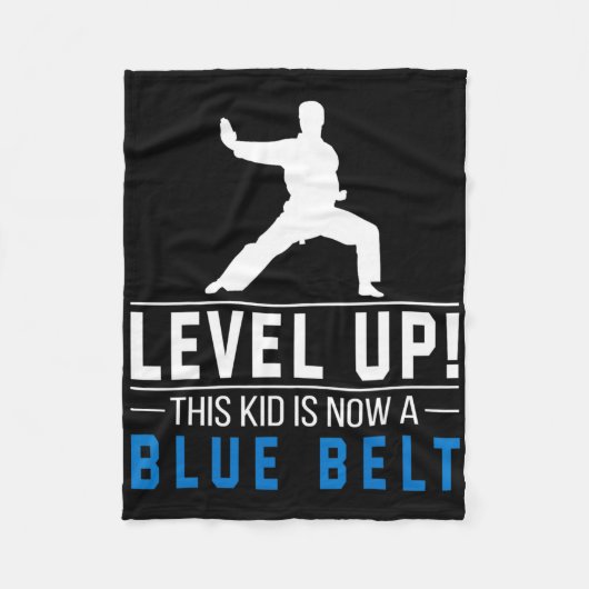 Level omhoog! Dit kind heeft nu een blauwe band ka Fleece Deken (Voorkant)