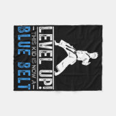 Level omhoog! Dit kind heeft nu een blauwe band ka Fleece Deken (Voorkant (Horizontaal))