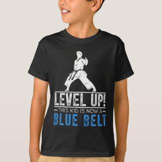 Level omhoog! Dit kind heeft nu een blauwe band ka T-shirt