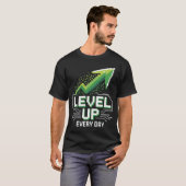 Level Up Every Day – Gamer Motivation Shirt (Voorkant volledig)