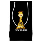 Level Up Funny Giraffe Pun Dark BG Klein Cadeauzakje (Voorkant)