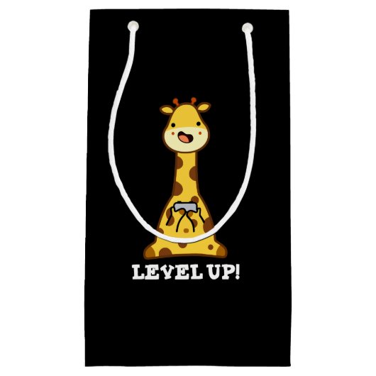 Level Up Funny Giraffe Pun Dark BG Klein Cadeauzakje (Voorkant)